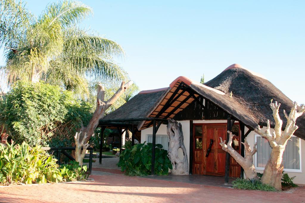 Cest Si Bon Hotel Otjiwarongo Bagian luar foto