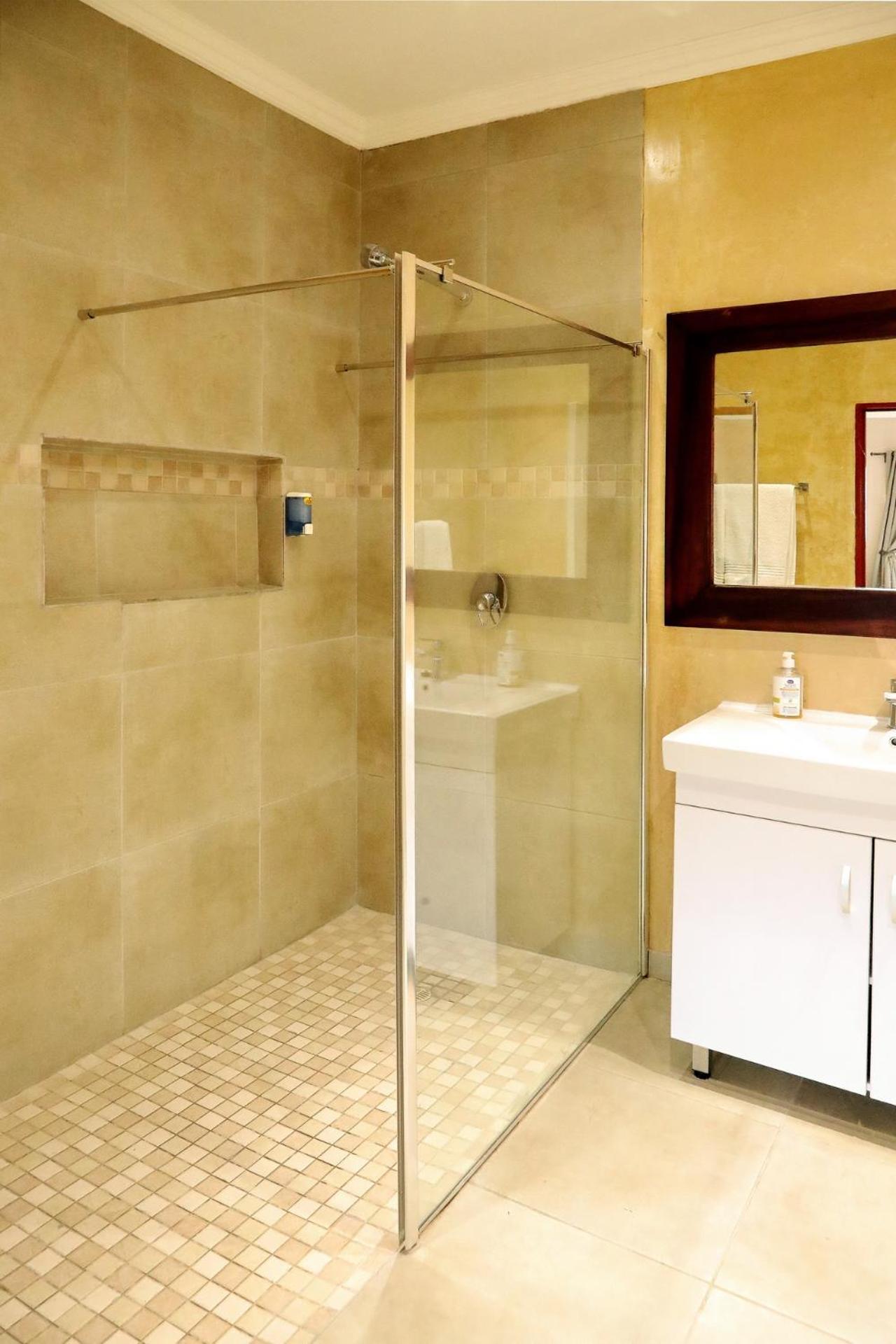 Cest Si Bon Hotel Otjiwarongo Bagian luar foto