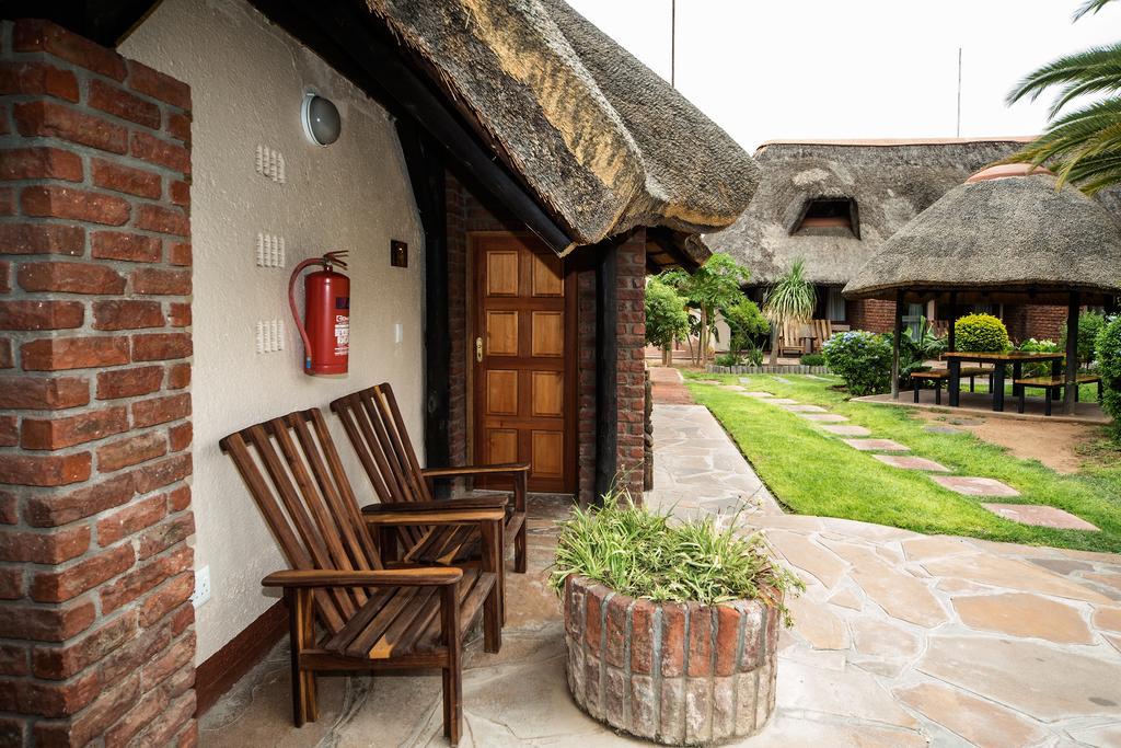 Cest Si Bon Hotel Otjiwarongo Bagian luar foto