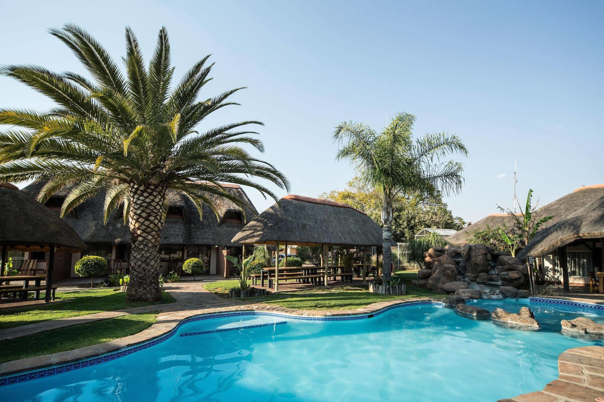Cest Si Bon Hotel Otjiwarongo Bagian luar foto