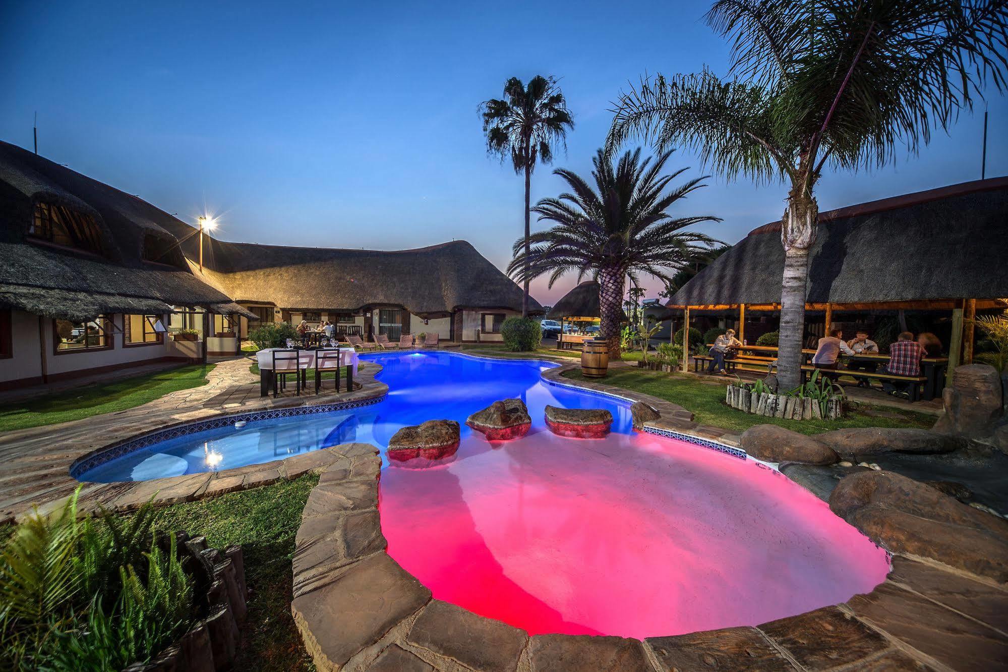 Cest Si Bon Hotel Otjiwarongo Bagian luar foto