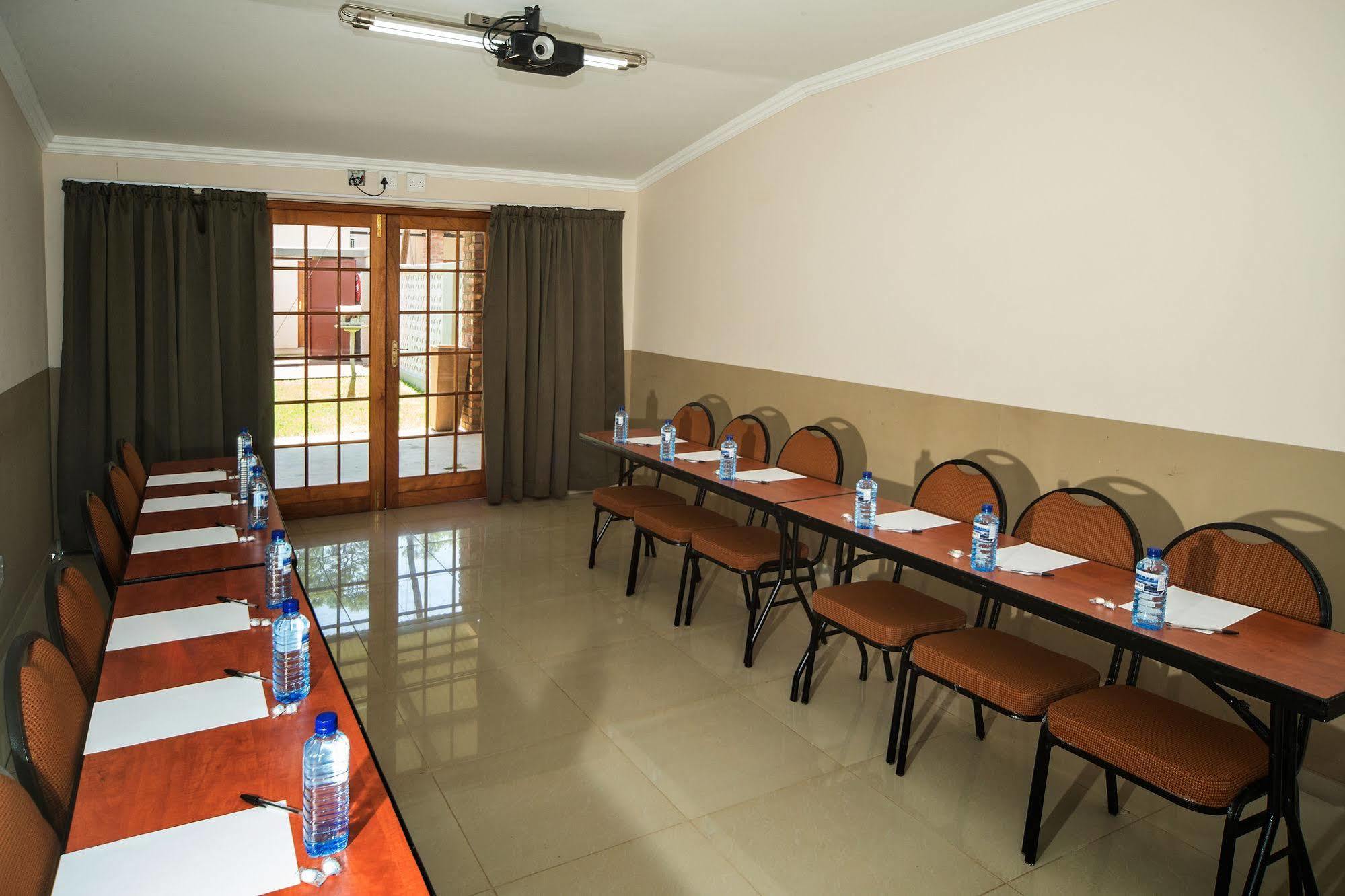 Cest Si Bon Hotel Otjiwarongo Bagian luar foto