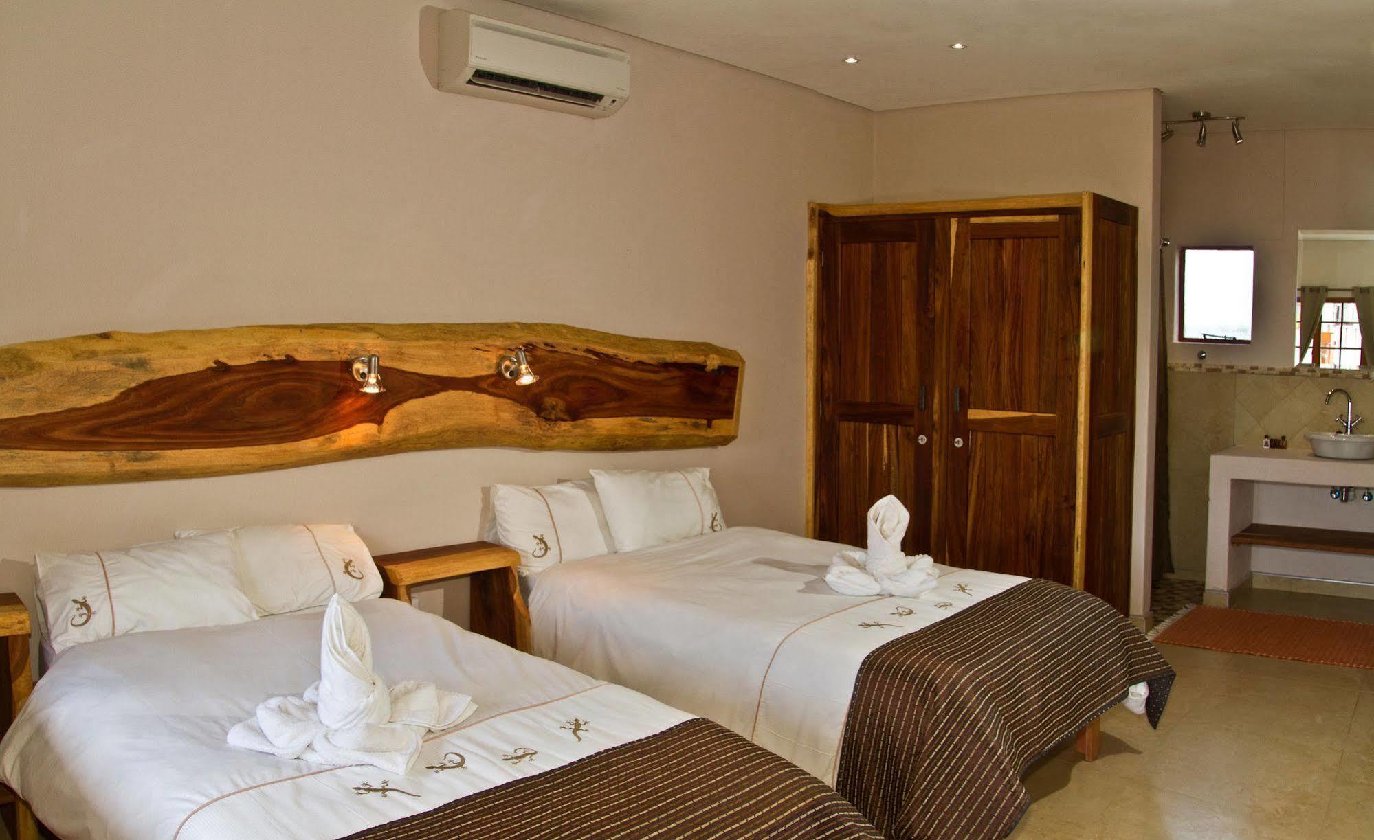 Cest Si Bon Hotel Otjiwarongo Bagian luar foto
