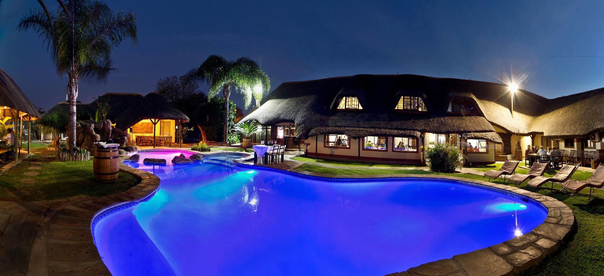 Cest Si Bon Hotel Otjiwarongo Bagian luar foto
