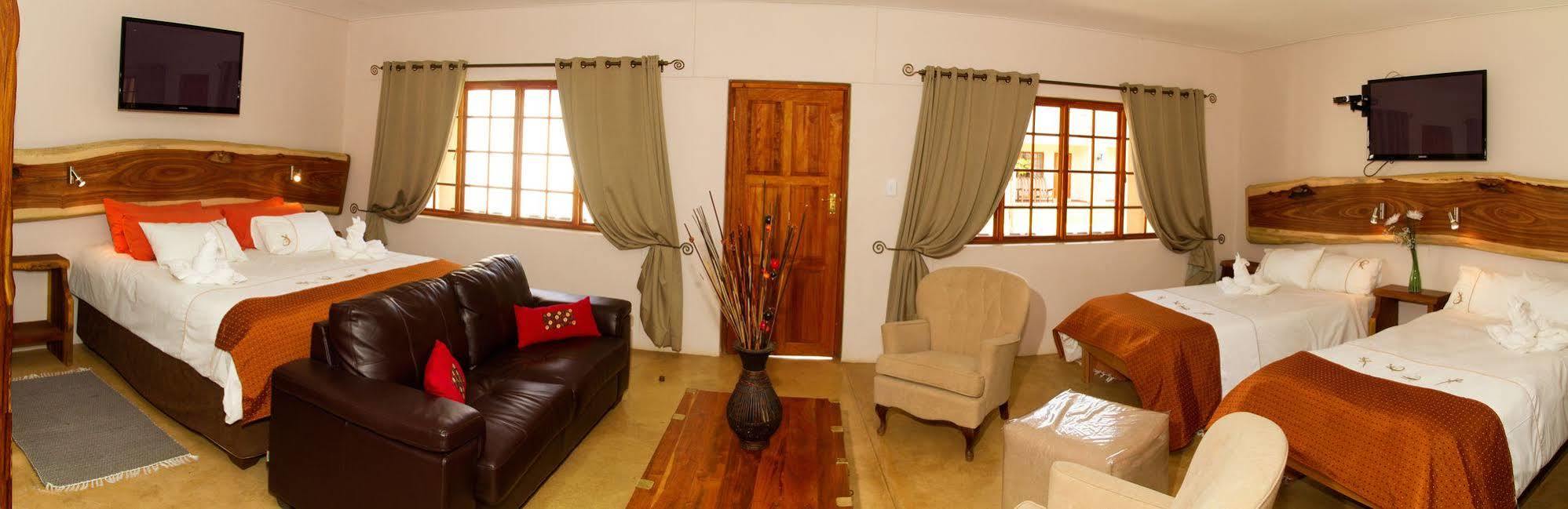 Cest Si Bon Hotel Otjiwarongo Bagian luar foto