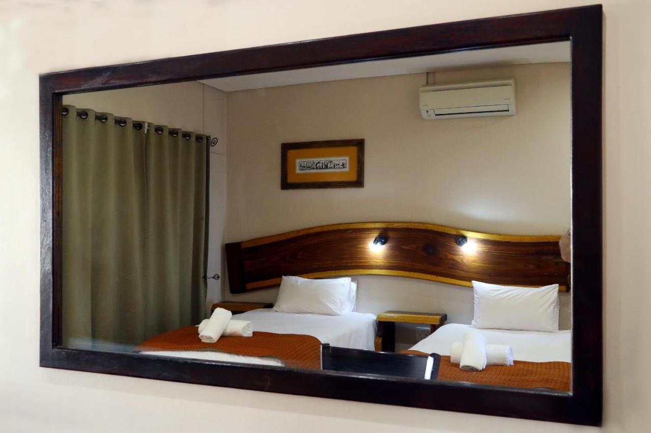 Cest Si Bon Hotel Otjiwarongo Bagian luar foto